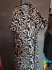 Max dress black And white .size 12 Linen