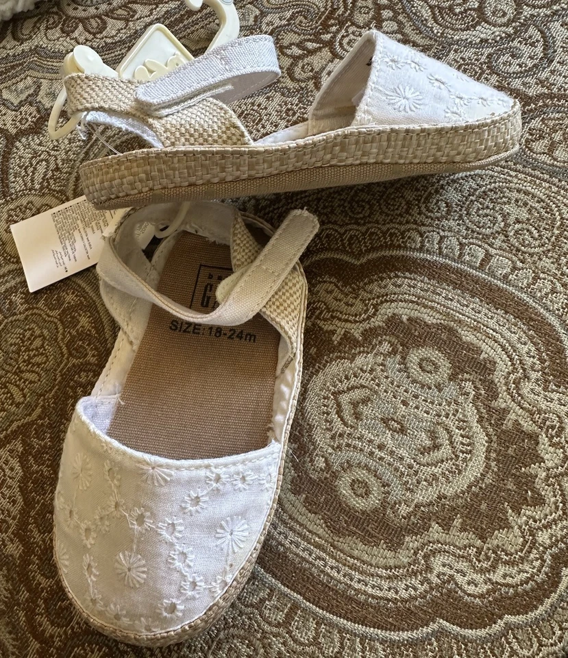 Sandalias GAP bebé nuevas con etiquetas, blanco/bronceado ojales encaje y mimbre (talla 18-24 meses) Foto 2 de 4