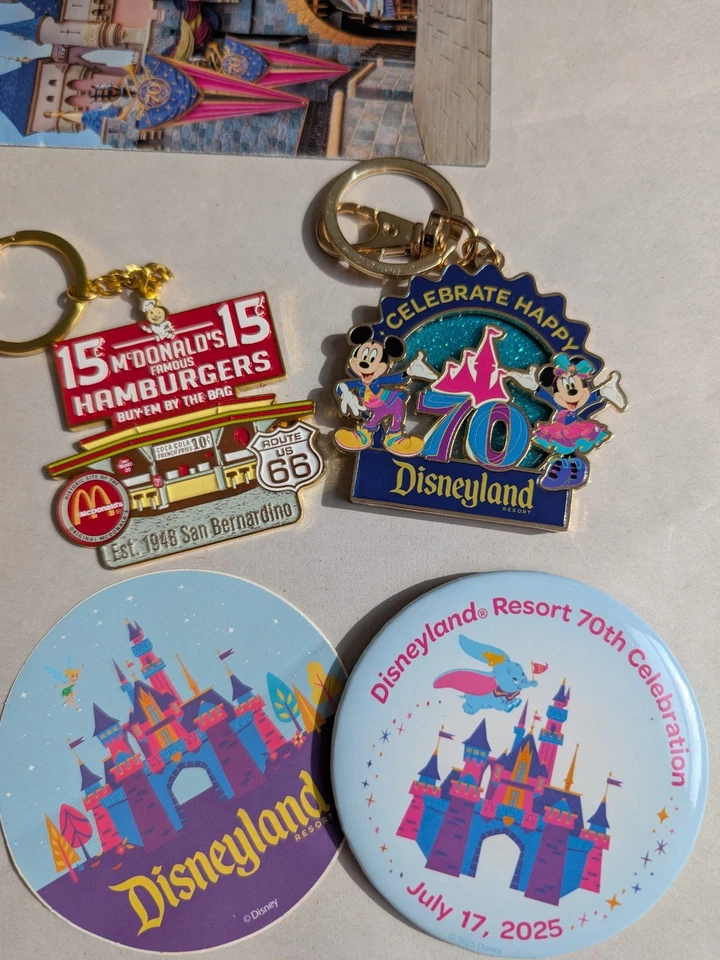 Disneyland Resort 70 Aniversario Botón, Pegatina, DCA, Mapa DL, ¡LLAVEROS! Foto 2 de 4
