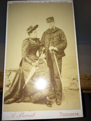 FOTOGRAFIE EINES OFFIZIERS MIT SEINER SCHÖNEN, UM 1890.