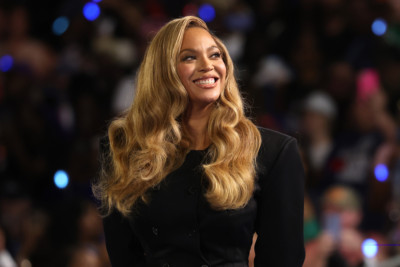 BEYONCÉ - ICONIC MUSIC LEGEND AND GLOBAL SUPERSTAR - 5x7 Glossy Printed Photo