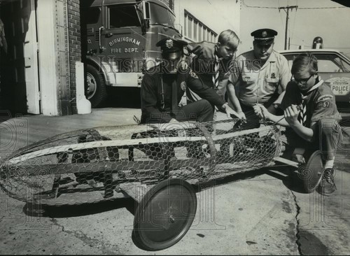 1972 Press Photo Steve Striegel and Others work on Soap Box Derby Racer - 第 1/2 張圖片