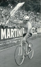 Fotografia originale Felice Gimondi vince e festeggia il Giro d'Italia 1967