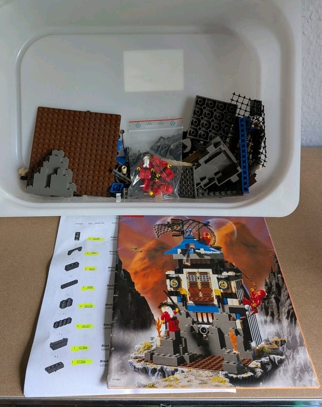LEGO Castle - 3052 - Ninja Fire Fortress - With Instructions - With Figures - Rare