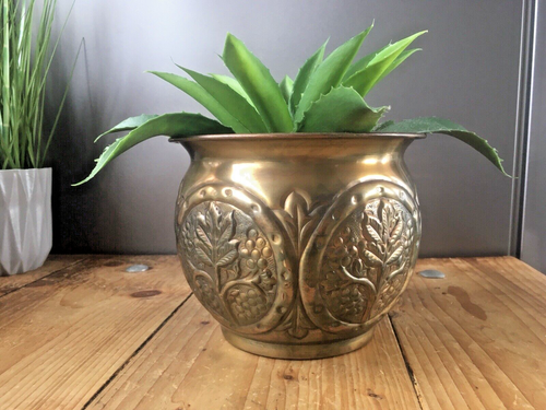 VINTAGE BRASS LEAF & BERRY REPOUSSE PLANTER FLOWER CACTUS PLANT POT BOHO ANTIQUE