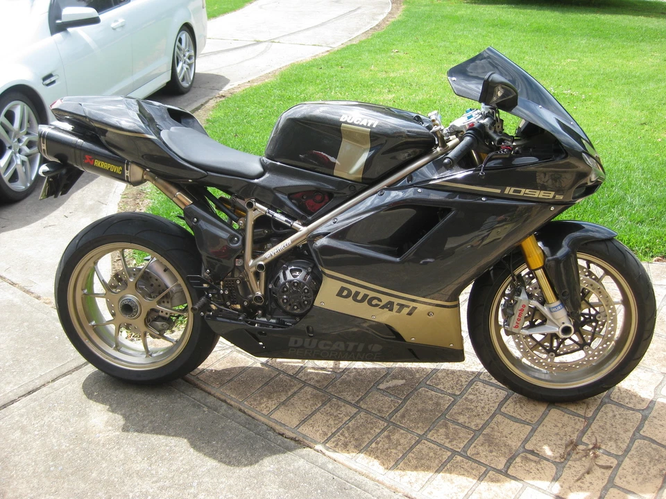 Guardabarros delantero fibra carbono ducati 848 1098 1198 s r Foto 2 de 4