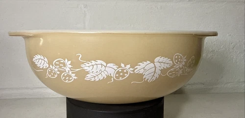 Vtg Pyrex Berries 2 Qt #024 Strawberry Pattern Beige Serving Bowl 1960's no lid