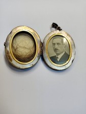 Antico ciondolo portafoto argentato con bordo dorato