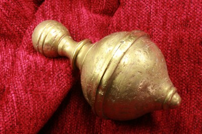 Plumb Bob unvollständige Konstruktion. Kugel. Bleikonstruktion unvollständig....