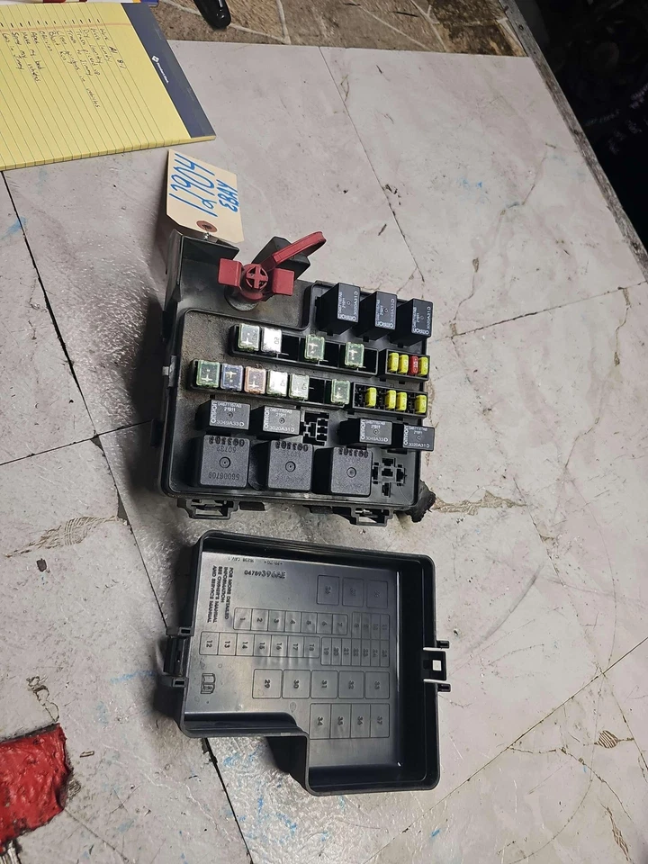 Dodge Stratus 2003-2004 compartimento del motor relé de fusibles placa de circuito caja Foto 4 de 4