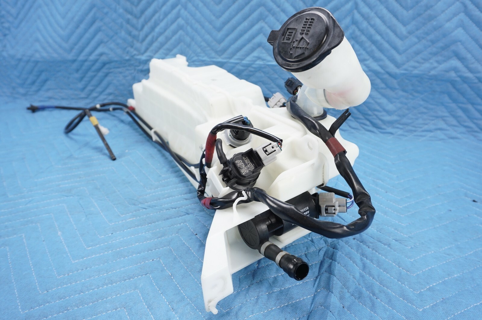 Lexus LX570 Windshield & Headlamp Washers Tank w/ Pumps & Level Sensor