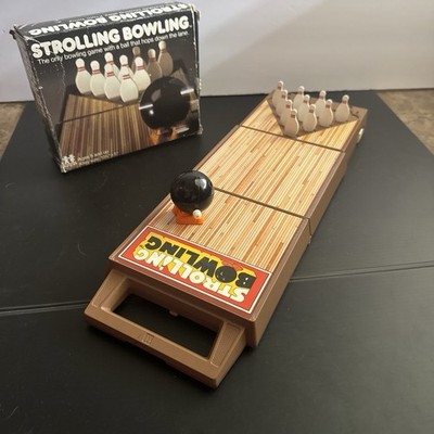 Vintage 1980 Tomy Strolling Bowling Wind Up Ball Portable Table