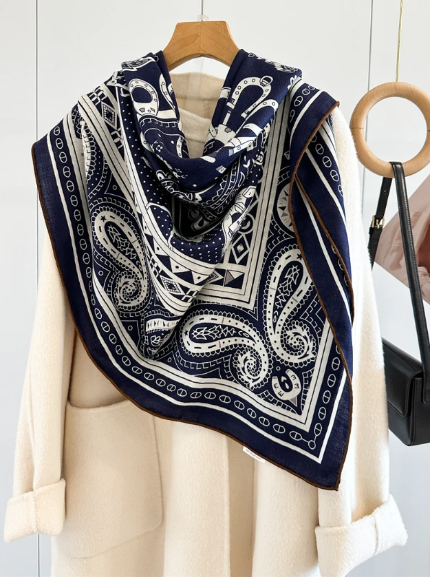 Mantón bufanda envolvente pañuelo doble cara 70 % cachemir 30 % seda 135x135 cm estampado amor Foto 4 de 4