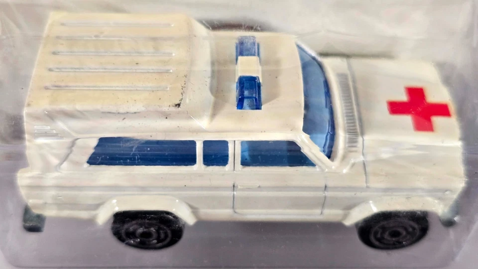 Ambulancia de colección Majorette Jeep Cherokee SJ Cruz Roja / #269 / Hecha en Francia Foto 3 de 4