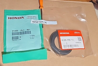 べーしーる様 Honda Genuine OEM 5SPD Transmission Axle Seals 2PC Set B
