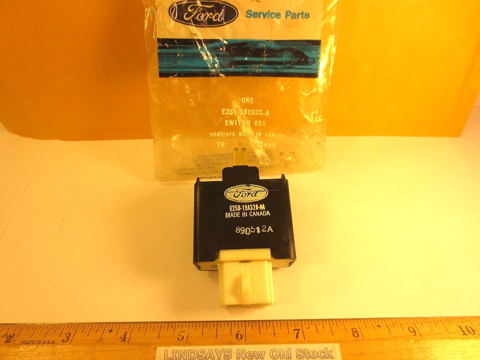 FORD 1982/1983 LINCOLN CONTINENTAL "INTERRUPTOR E LUZ ASY" (AQUECEDOR DE JANELA TRASEIRA) NOS - Imagem 3 de 4