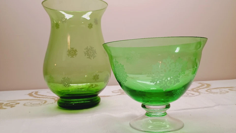 Jarrón cuenco pedestal de vidrio verde Navidad copo de nieve grabado cristal FTD Foto 2 de 4