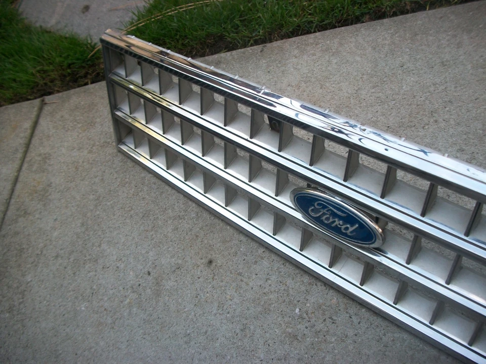 1981-1985 Ford Escort супер изящный хромированный гриль с эмблемой номер детали E3 EB 8150 - Изображение 3 из 4