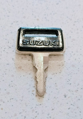 SUZUKI PRE-CUT KEY #134 GEBRAUCHT KUNSTSTOFF / MOTORRADSCHLÜSSEL #134 PLASTIC USED