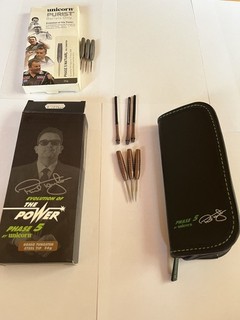 2x Phil Taylor Phase 5 Darts 1xNatural Unicorn 26g 1xRosso Unicorn 26g