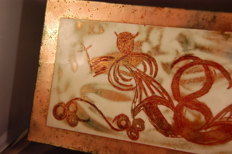 ¡Esmalte moderno vintage de mediados de siglo sobre placa de cobre con personas estilizadas! Firmado Foto 4 de 4