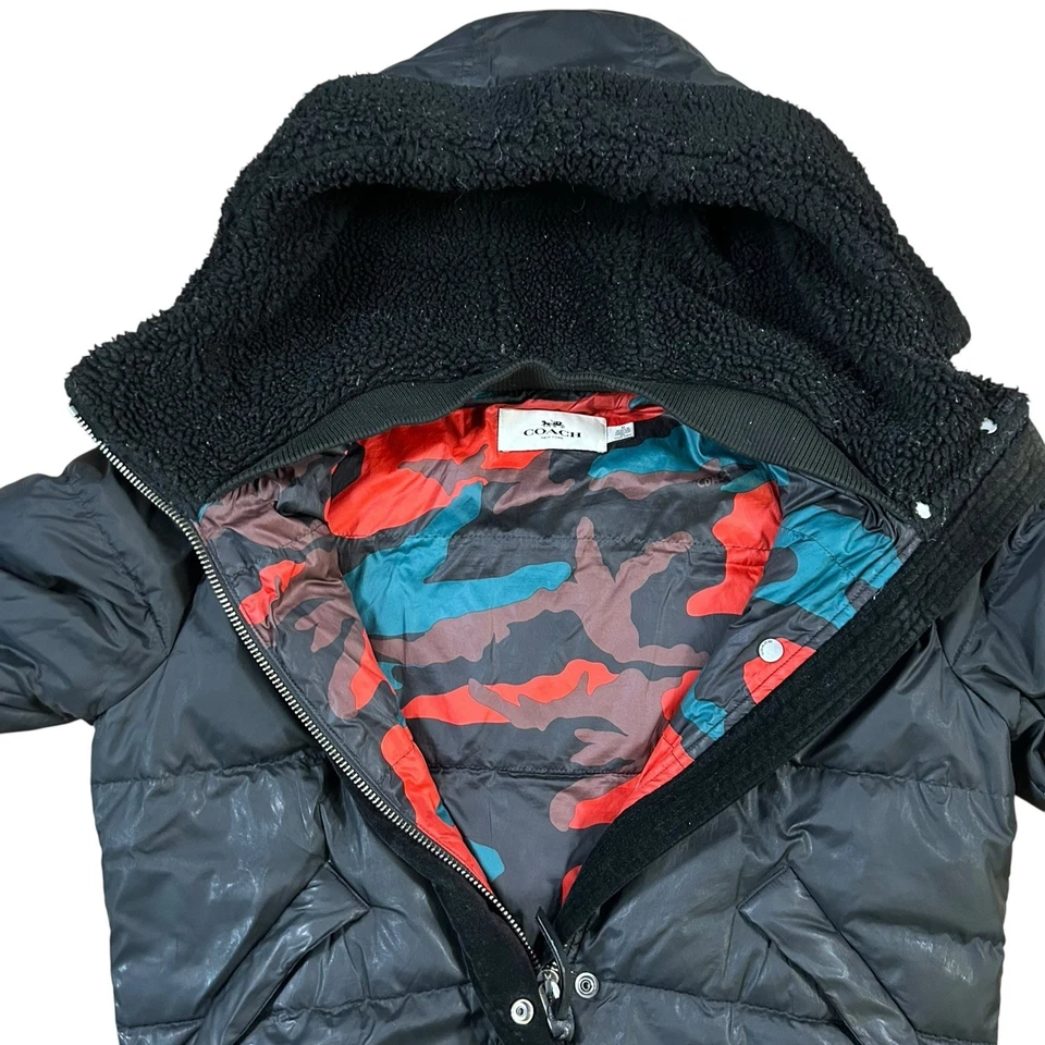 Chaqueta de abrigo Coach Puffer para mujer con capucha ribete de piel negra mediana leer Foto 4 de 4