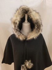 Gr 32-36 Damen Poncho Jacke schwarz Kapuze Kunstfell sehr schön - Maße beachten