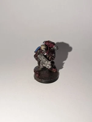 Space Marine mit Bolter bemalt weinrot blaue Schulter Warhammer 40K - Bild 1 von 4