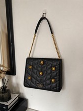 Borsa a tracolla GUESS Brera nera trapuntata con borchie - prezzo consigliato £ 118