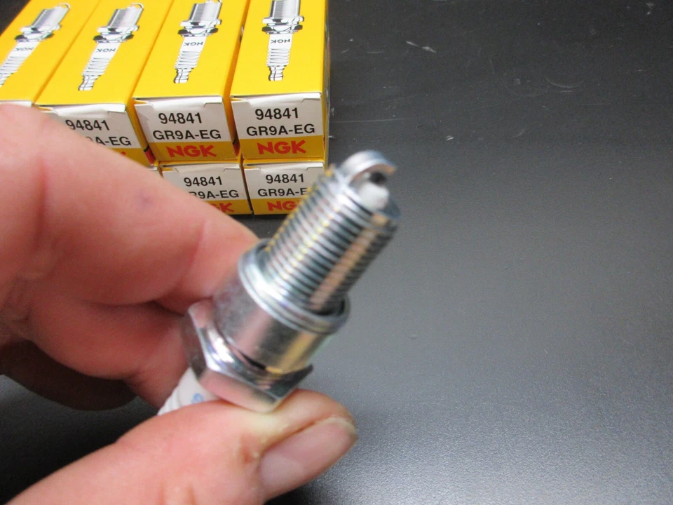 10 BUJÍAS POLARIS RMK PRO RUSH SWITCHBACK IQ SHIFT 600 800 GR9A-EG NGK nuevas Foto 4 de 4