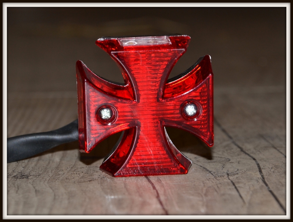 Feu stop Maltese Cross LED chrome pour moto custom et Harley