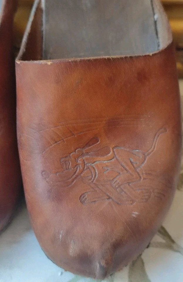 ANCIENNE PAIRE DE SABOTS ENFANT CUIR ET BOIS MOTIF CHIEN PLUTÔT DISNEY - Photo 4/4