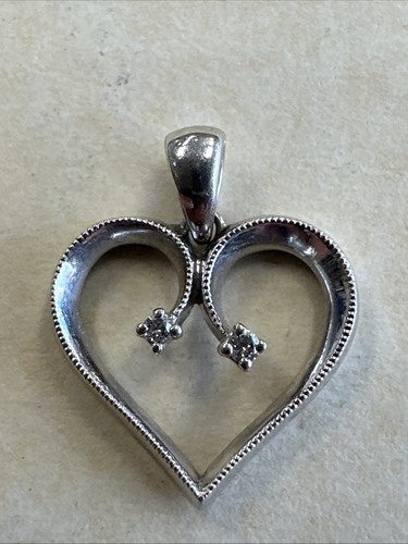 Pretty 10k Solid White Gold Natural Diamond Accent HEART SHAPED Pendant 1.1grams - Picture 2 of 7