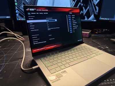 ASUS ROG Zephyrus G14 2024 Ryzen 9 8945HS / RTX 4070 / 32GB / 1TB / OLED / White