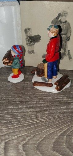 "Leñador y niño" Dept 56 the Original Snow Village "Woodsman and Boy" Set de 2 #5130-6 - Imagen 4 de 7