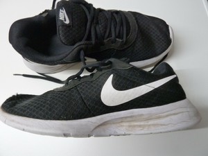 nike tanjun black white original