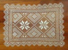 Centrino rettangolare ricamato a filet - cm. 29 x 42 - colore naturale