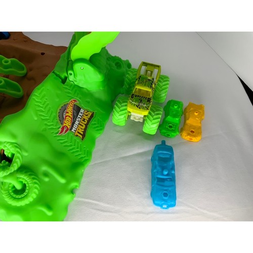Hot Wheels Monster Truck Arena  - Picture 3 of 5