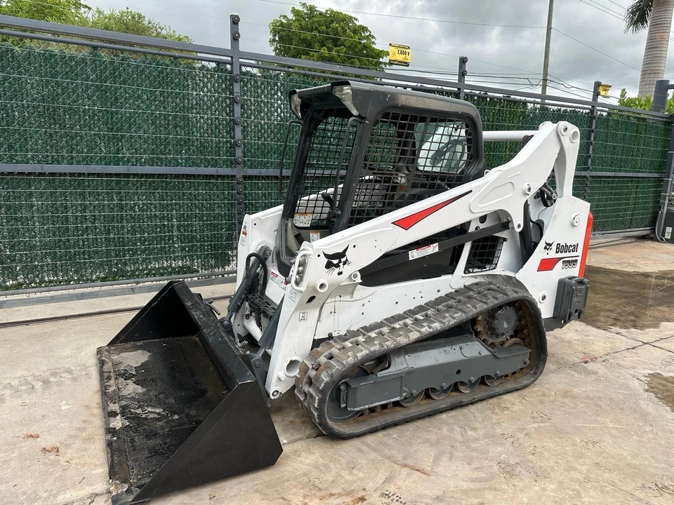 Bobcat T595 2019 cabina abierta - controles de joystick - sin definición - excelentes pistas Foto 3 de 4