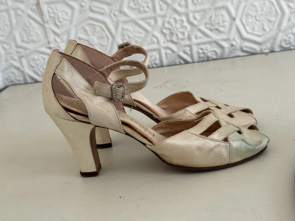 Bombas de boda antiguas de seda de los años 30-tacones-flapper-estrería-marfil-puntera abierta-1933 Foto 2 de 4