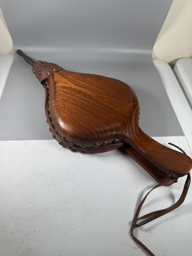 Soffietto per camino vintage lavorato a mano in legno e pelle con borchie in ottone