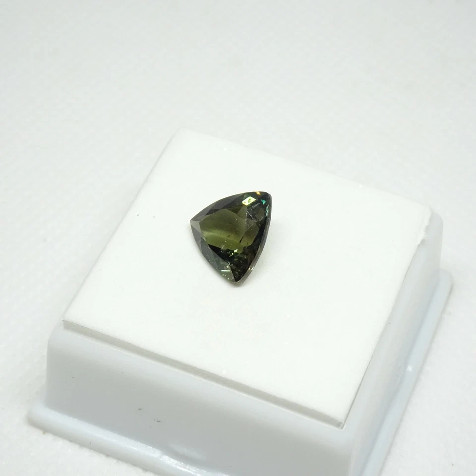 Piedra preciosa suelta Kornerupine verde 3,27 quilates - 10 mm Kornerupine Foto 4 de 4