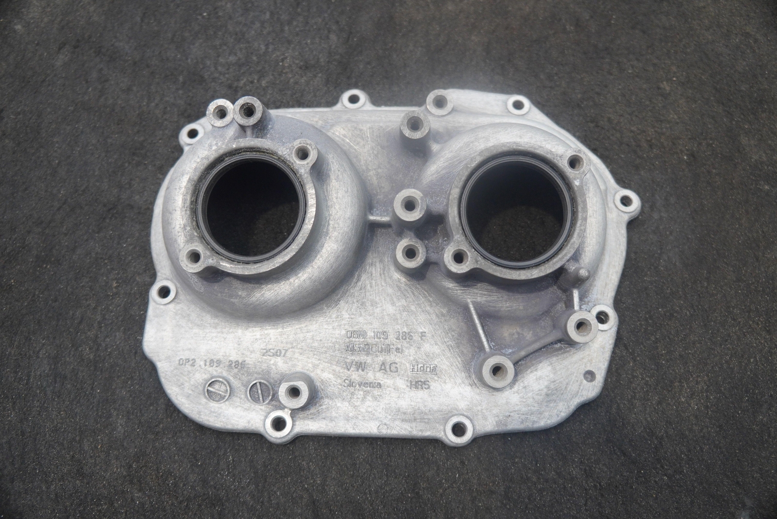 Rear Right Upper Engine Cylinder Timing Case Cover 06M109286F Lamborghini Urus