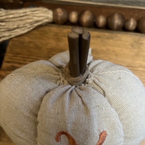 Monograma Primitive Harvest 6"" Tela Bronceada Calabaza Letra Inicial ""K"" Decoración de Otoño - Imagen 2 de 3