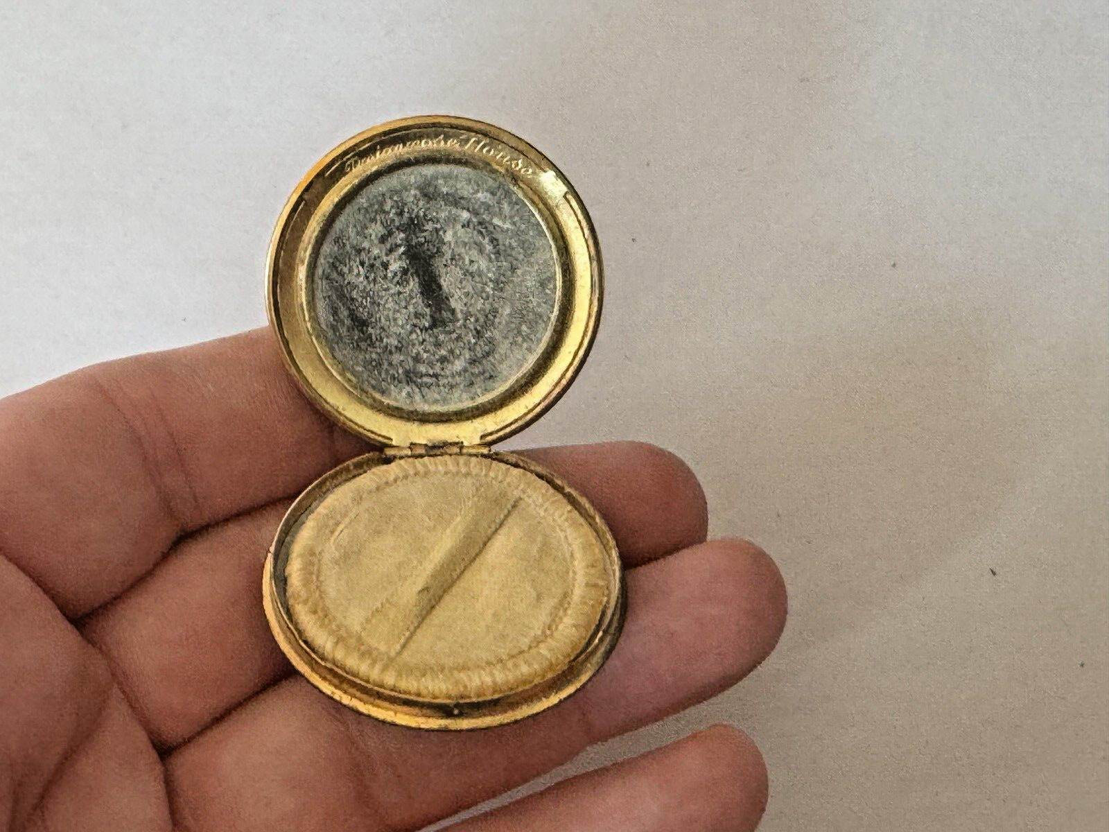 Vintage Gold-Tone Primrose House Compact