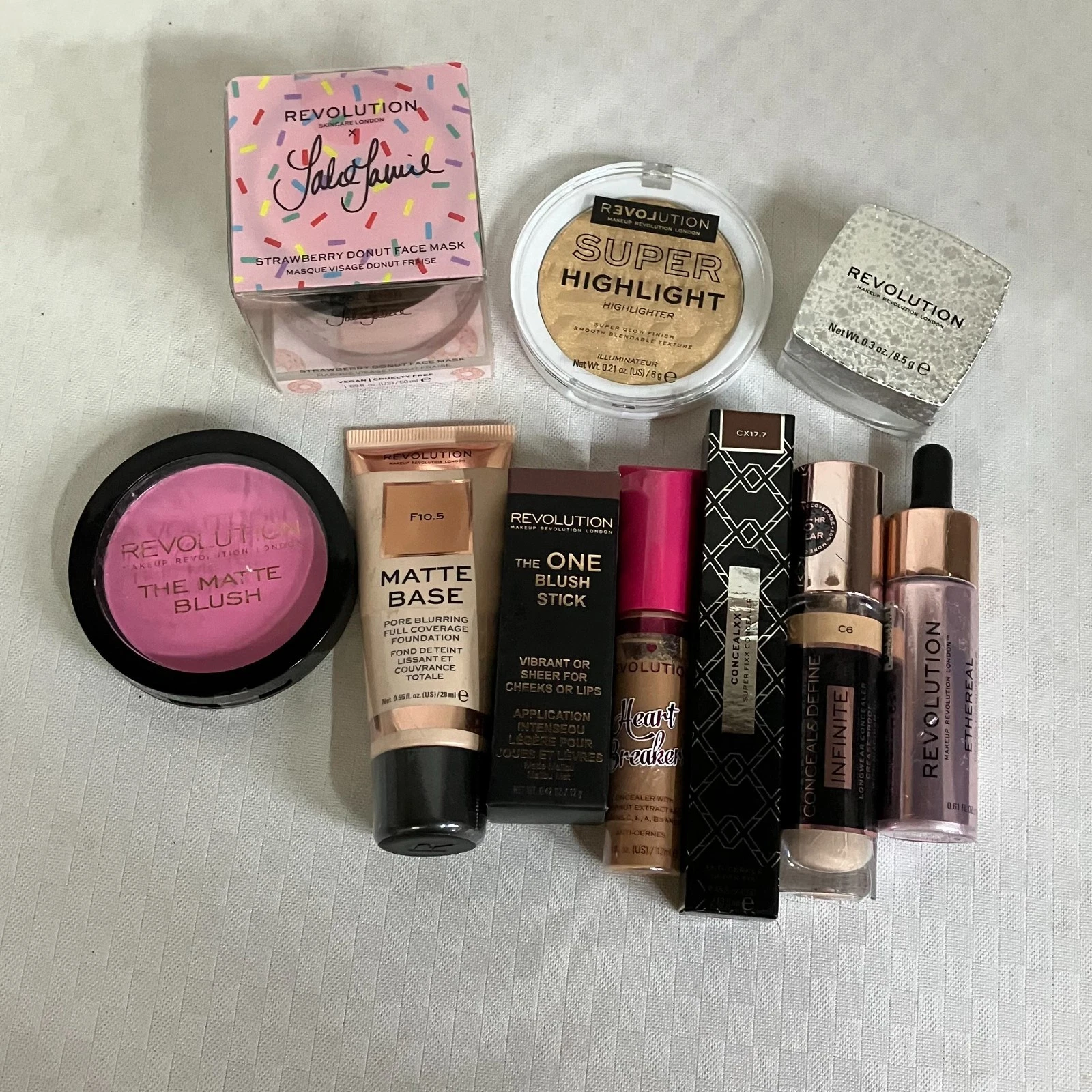 Revolution Blush, Base, Primer, Lip, Highlighter, Concealer Kit 10 Piece set
Opens in a new window o