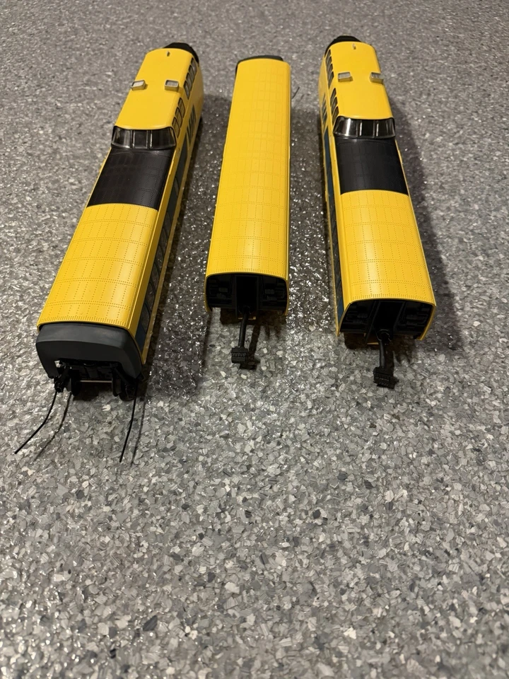 MTH RailKing VIA TurboTrain 3-Car Set O Gauge Excellent Condition - Image 4 of 4