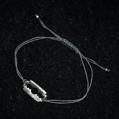 MATEO verstellbares Sterlingsilber & schwarze Kordel Armband mit Rasierklinge Charm