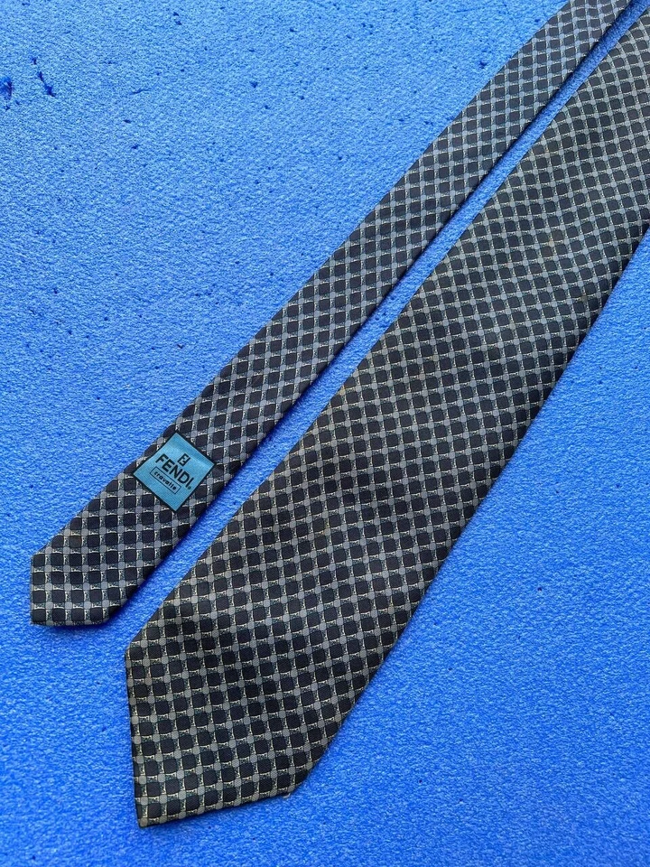 Auténtica corbata FENDI abstracta a cuadros diseño FF en azul marino 100 % seda Foto 4 de 4