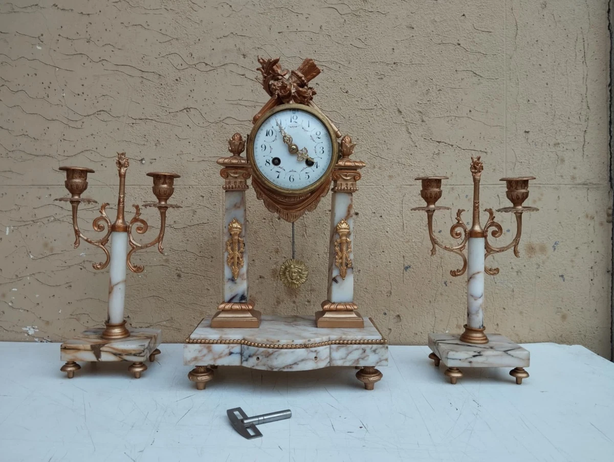 Trittico in bronzo dorato composto da orologio e due candelabri (XIX secolo) - Asta Antiquariato - Casa d'aste La Rosa